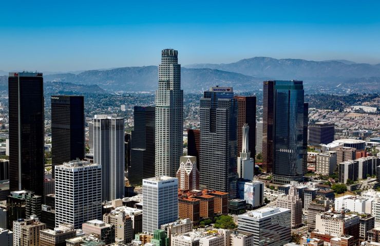 Downtown Los Angeles med bakgrund av berg